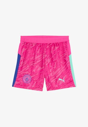 Svetlo ružové športové šortky s abstraktným vzorom, modré a mentolové postranné panely, erb Manchester City na ľavom stehne, logo Puma na pravom stehne.