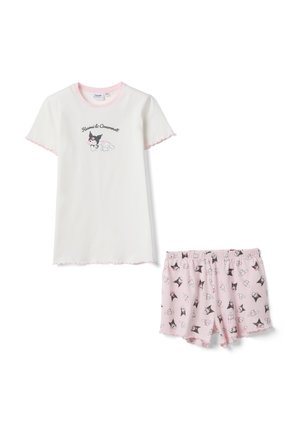 Camiseta blanca de manga corta con ribete rosa y personajes de dibujos animados, combinada con pantalones cortos rosas con patrones repetidos de personajes.