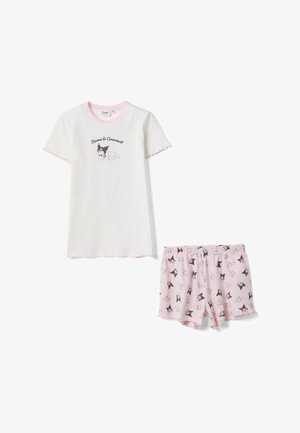 Camiseta blanca de manga corta con ribete rosa y personajes de dibujos animados, combinada con pantalones cortos rosas con patrones repetidos de personajes.
