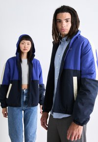 Tommy Jeans REVERSIBLE JACKET UNISEX - Chaqueta de entretiempo - bright blue multi
