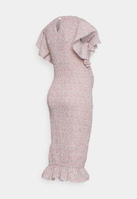 Robe cintrée à motif floral de couleur rose clair avec des manches et un ourlet volants. Tissu texturé et extensible pour le confort et l'ajustement.