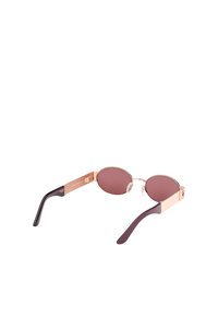 Occhiali da sole rotondi con montatura in metallo dorato, lenti di colore marrone scuro e terminali delle aste curvi di colore marrone scuro.