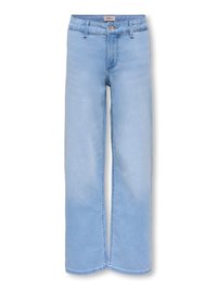 Vaqueros de mezclilla azul claro de pierna ancha con cierre de botón, trabillas para cinturón y bolsillos delanteros. Presentan un corte recto y detalles de costura sutiles.