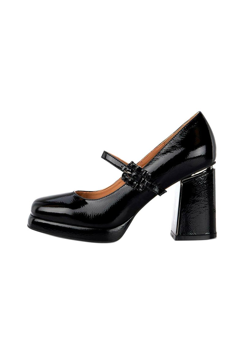 Zapato de charol negro tipo Mary Jane con punta redondeada, tacón ancho y correa en el tobillo adornada con acentos decorativos.
