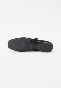 Černá botka s plochou podrážkou, obdélníkového tvaru, hladkého povrchu a minimalistickým designem. Obsahuje široký pásek přes střední část nohy.