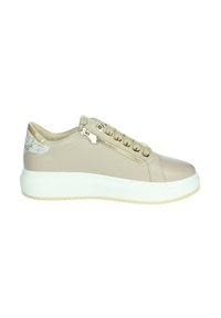 Sneakers in pelle beige con finitura lucida, suola platform bianca, dettagli metallici e zip laterale.
