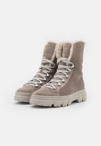 Botas de tobillo de ante gris con forro de piel sintética blanca, cordones grises y ojales de metal. Suela de goma gruesa para tracción.