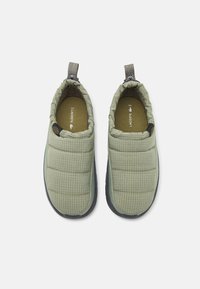Lacoste SERVE SLIPPER 224 - Tøfler - light green/dark grey