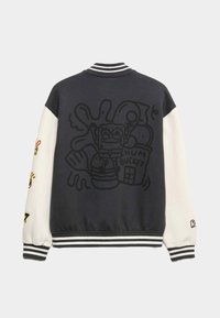 Tmavě šedá bomber bunda s bílými rukávy. Obsahuje černý kreslený potisk postavy s textem "HUM BURGER" a barevné nášivky na rukávech.