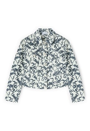 Chaqueta blanca recortada con un patrón de enredadera floral negra, mangas largas, botones al frente y cuello puntiagudo.