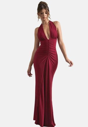 Rotes Halterneck-Kleid mit tiefem Ausschnitt und Raffung. Das Kleid hat eine taillierte Silhouette und einen bodenlangen Saum.
