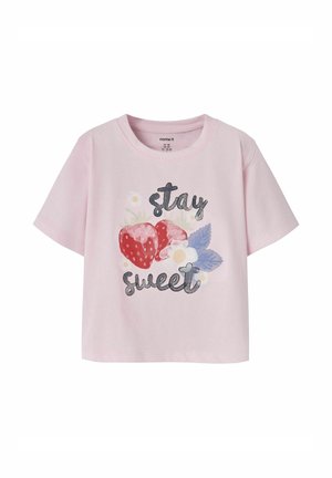 Lichtroze T-shirt met korte mouwen met de tekst "stay sweet", met aardbeien, witte bloemen en paarse bladeren op de voorkant gedrukt.