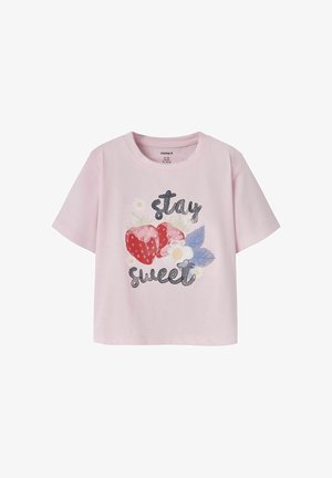 Jasnoróżowy t-shirt z krótkim rękawem z napisem „stay sweet”, na przodzie z nadrukiem truskawek, białych kwiatów i fioletowych liści.