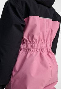 Roze en zwarte jas met elastische tailleband, met een gladde, glanzende textuur en een reflecterende accent aan de achterkant.