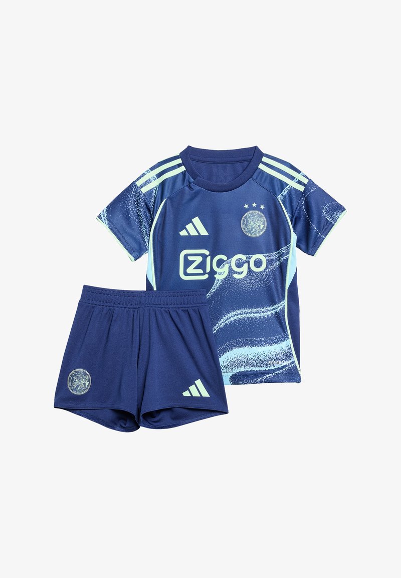 Marineblauw voetbaltenue met een shirt met korte mouwen met lichtblauwe accenten, een gestructureerd patroon en bijpassende shorts met elastische tailleband.