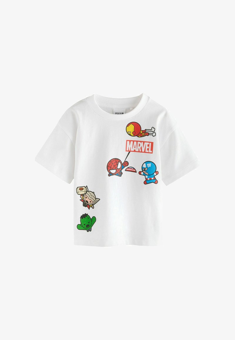 Baltā kokvilnas T-kreklu ar īsām piedurknēm, kas rotāts ar krāsainām Marvel varoņu grafikām, tostarp Dzelzs Cilvēku, Zirnekļa Cilvēku un Hulka.