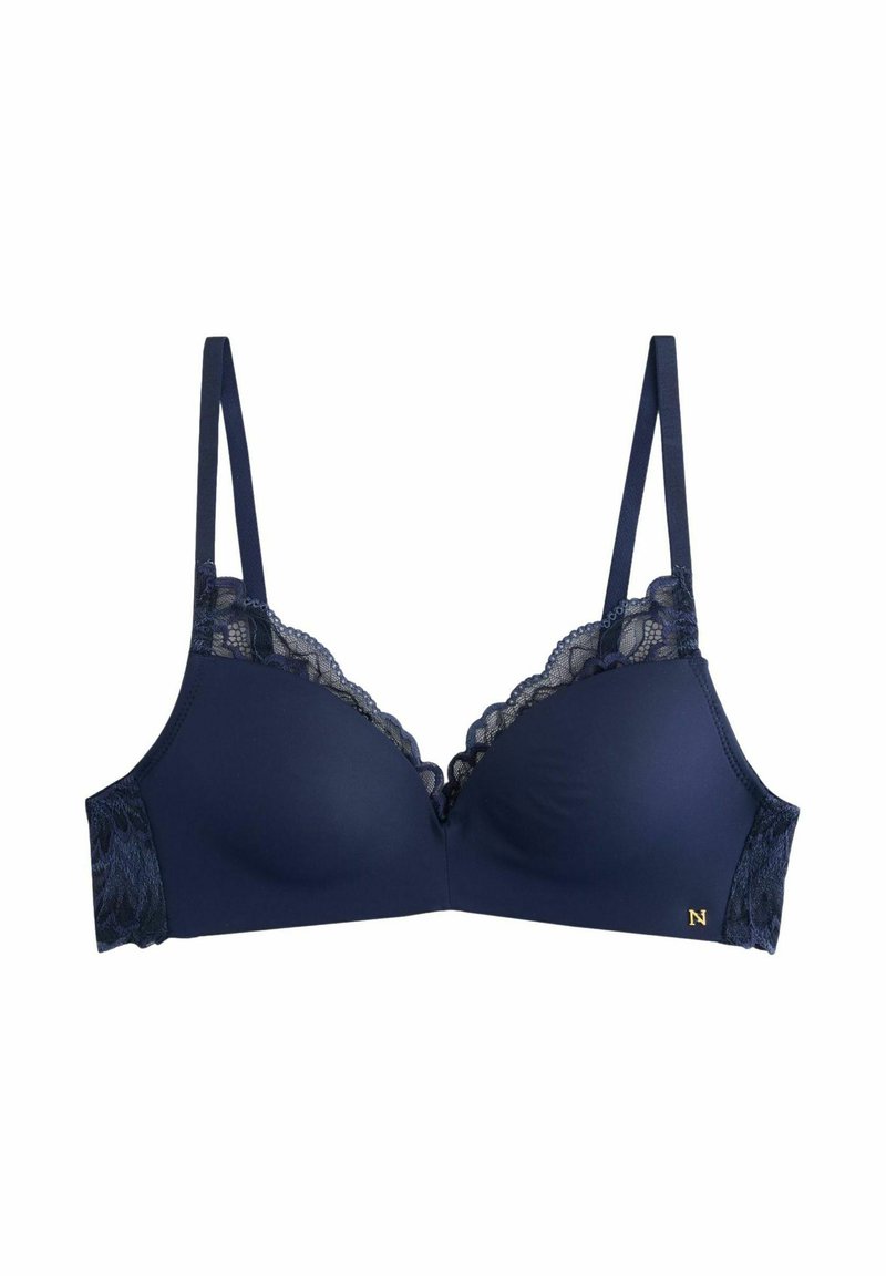 Navy blauwe bh met kantafwerking, voorgevormde cups, verstelbare bandjes en kantdetails aan de zijkanten. Bevat een klein gouden logoaccent.