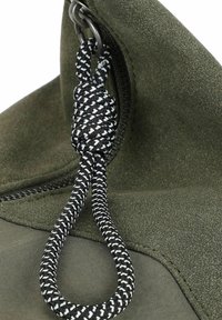 Borsa verde oliva con un tessuto testurizzato e un cordino intrecciato bianco e nero con un tirante in metallo. Dettaglio ravvicinato della chiusura.