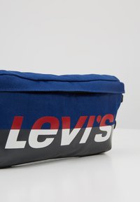Levi's® BANANA SLING - Sac banane - royal blue
