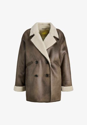 Veste en simili cuir marron avec des boutons double boutonnage, grand col doublé en fausse fourrure crème et manches larges avec des accents en fausse fourrure.