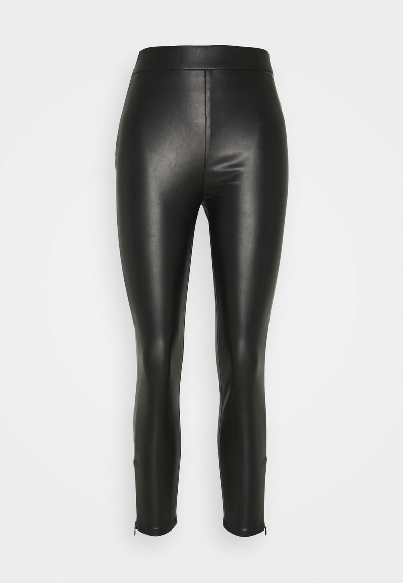 Svarta högmidjade faux läder leggings med blixtlås vid anklarna, slät textur och slim fit, visade mot en vit bakgrund.