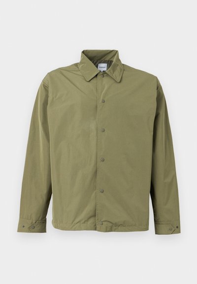 Ελαφρύ μπουφάν σε ελιά πράσινο με γιακά, εμπρόσθιο κλείσιμο με κουμπιά τύπου τριπλής πίεσης, μακριά μανίκια και ρυθμιζόμενα μανσέτα με κουμπί.