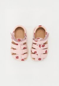 Rosa sandaler med marihøne mønster, med vevd design, bred tåområde og justerbare borrelåsremmer. Mykt materiale og teksturert såle.