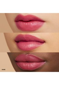 Drei Lippen in unterschiedlichen Rosatönen, die verschiedene Texturen präsentieren – matt, satin und glänzend – vertikal auf einem neutralen Hintergrund angeordnet.