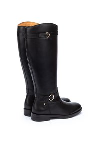 Botas de cuero negro hasta la rodilla con un acabado suave, que presentan una correa y un acento de anillo de metal, y un tacón bajo para mayor estabilidad.