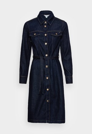 Mørkeblå denim kjole med lange ærmer, forgyldte knapper foran, brystlommer, krave og et matchende stofbælte i taljen.