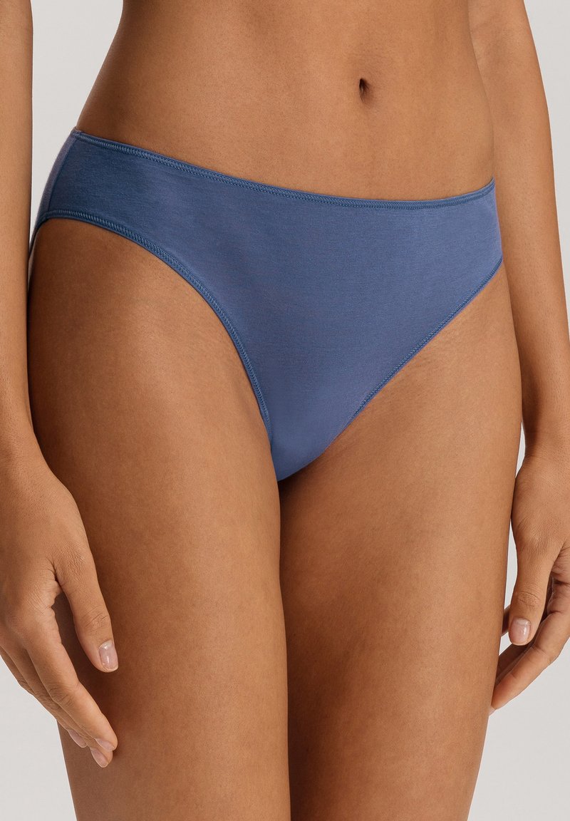Blå bikiniunderdelar i bomullsblandning med en slät textur, låg midja och kontrasterande sömmar. Har en minimalistisk design och sömlösa kanter.
