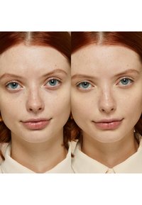 Zwei nebeneinanderstehende Nahaufnahmen eines Models mit hellem Teint und rotem Haar, die verschiedene Lippen-Gloss-Anwendungen zeigen. Klare blaue Augen und Sommersprossen.