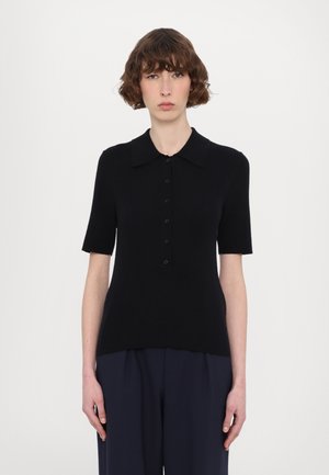 Polo din bumbac negru, cu mânecă scurtă și guler, având un sistem de închidere cu nasturi și o siluetă ajustată. Design simplu și clasic.