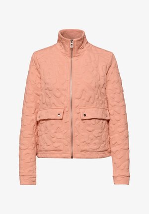 Lyserød quiltejakke med forhøjede abstrakte mønstre, lynlås foran, stående krave og to klaplommer med trykknapper.