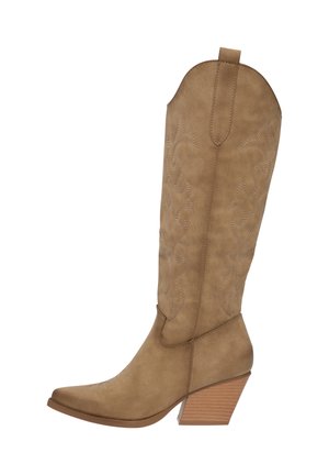 Bota de cowboy alta en color topo con punta afilada, patrones de costura elevadas y tacón apilado. Fabricada en material sintético con una textura suave.