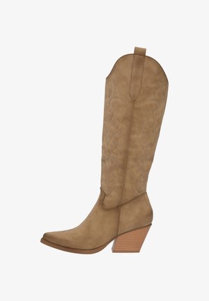 Bota de cowboy alta en color topo con punta afilada, patrones de costura elevadas y tacón apilado. Fabricada en material sintético con una textura suave.