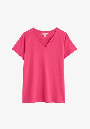 Fuksijos spalvos trumpomis rankovėmis marškinėliai su V-formos iškirpte, pagaminti iš lengvos, minkštos medžiagos su lygia tekstūra ir minimaliomis siūlėmis.