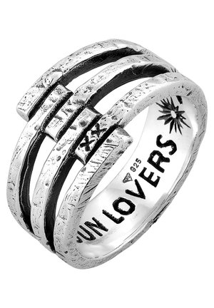 Zilveren ring met een combinatie van gestructureerde en gladde oppervlakken, zwarte accenten, meerdere horizontale banden en gegraveerde details aan de binnenkant.