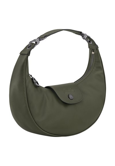 Olivgrüne Leder Schultertasche, mondförmig, glatte Textur, mit einem Klappenverschluss und Druckknopf sowie silberfarbigen Hardware-Akzenten.