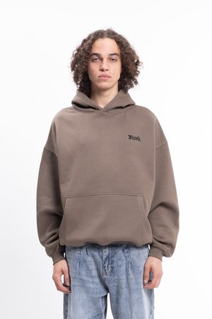 Felpa oversize marrone con tasca a marsupio e un piccolo logo nero sul petto. Tessuto morbido e cappuccio con cordino.