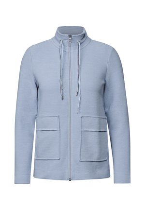 Sweatshirt zippé bleu clair avec un col montant, deux poches avant à soufflet, un cordon de serrage élastique et un tissu texturé.