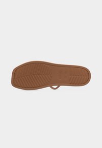 Καφέ λαστιχένια σόλα σανδαλιού με διαγώνια και οριζόντια σχέδια πέλματος, εμφανίζοντας τη σήμανση Crocs και τα μεγέθη.