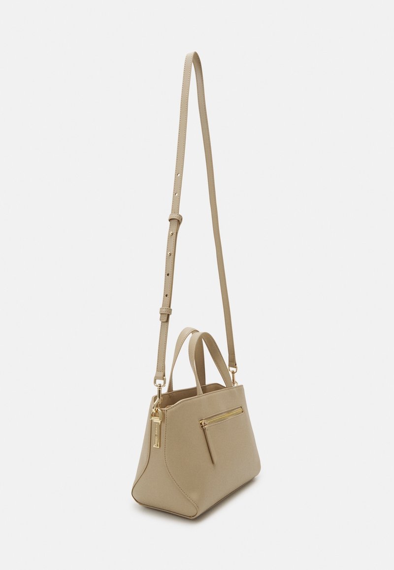 Sac à main rectangulaire beige avec une bandoulière longue réglable, deux petites poignées et une poche avant zippée avec des garnitures dorées.