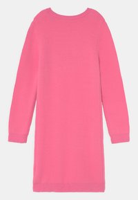 Abito maglione rosa soffice con maniche lunghe, scollo rotondo e polsini a coste. Texture liscia e vestibilità leggermente ampia.