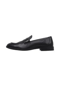 Mocasines de cuero negro con un acabado suave, punta redondeada y un detalle de tira de moneda, presentando una suela de goma texturizada y baja.