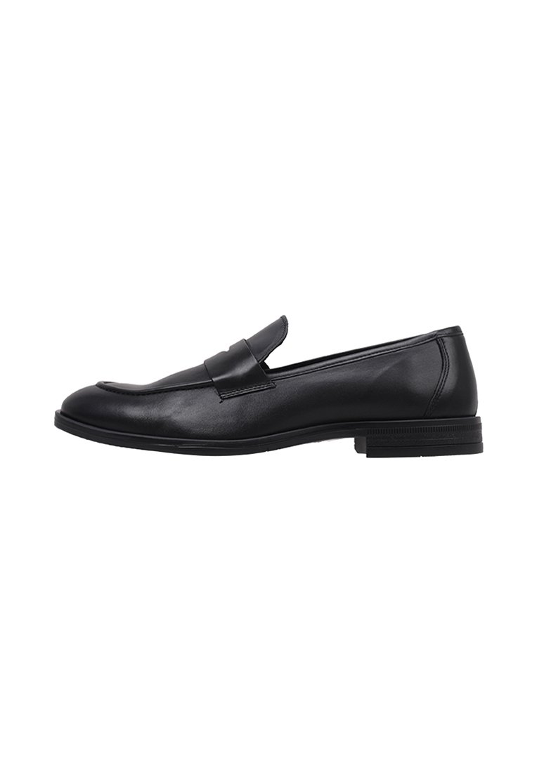 Mocasines de cuero negro con un acabado suave, punta redondeada y un detalle de tira de moneda, presentando una suela de goma texturizada y baja.