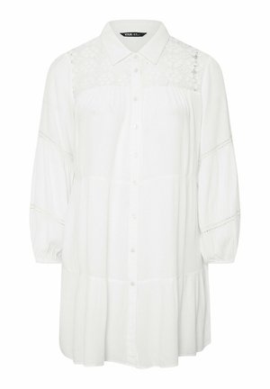 Witte button-up blouse met een kraag, kantdetails op de schouders en lange poffende mouwen. Heeft een geplooid ontwerp aan de onderkant.