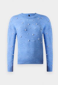 Jasnoniebieski sweter z dzianiny z długimi rękawami, okrągłym dekoltem i rozsianymi małymi i średnimi perełkami w białym kolorze na przodzie i rękawach.