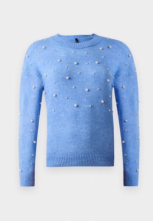 Hellblauer Strickpullover mit langen Ärmeln, Rundhalsausschnitt und verstreuten kleinen sowie mittleren weißen Perlenverzierungen auf der Vorderseite und den Ärmeln.