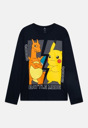 Navy garšām piedurknēm T-krekls ar krāsainām Charizard un Pikachu grafikām un tekstu "BATTLE MODE", kā arī numuriem #006 un #025. Kokvilnas materiāls.